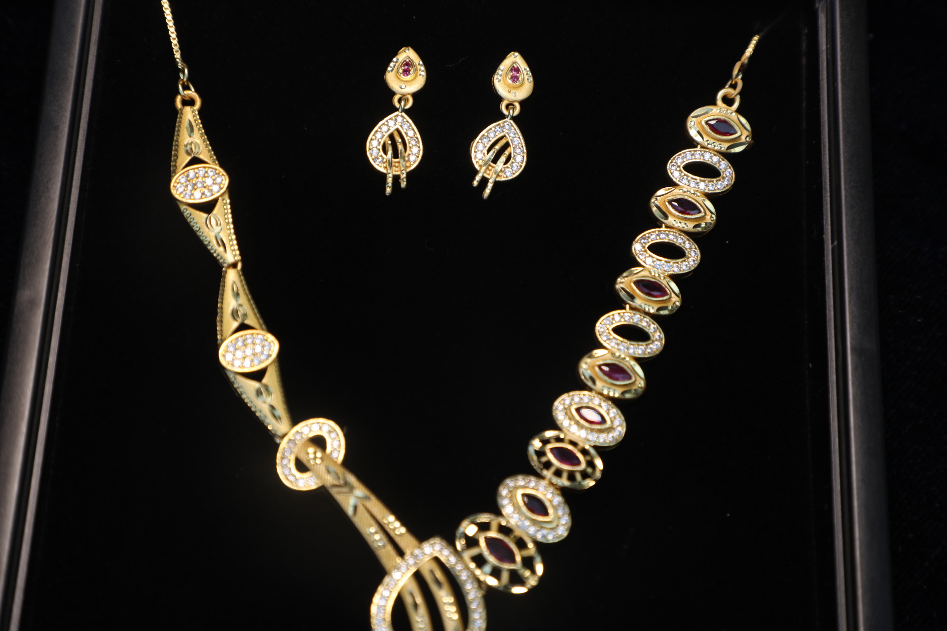 Exquisite Necklace Set - 9508