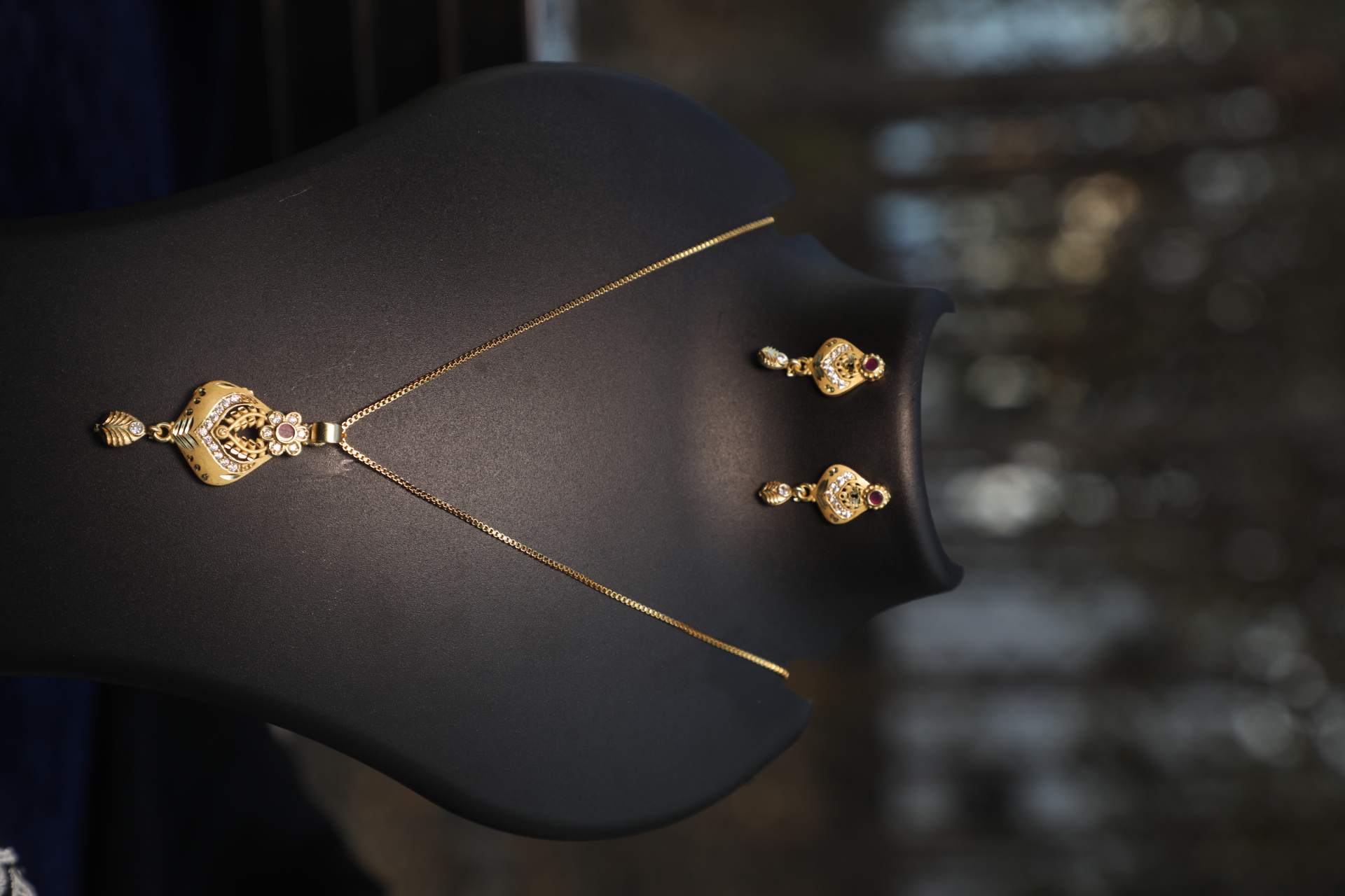 Exquisite Necklace Set - 9510